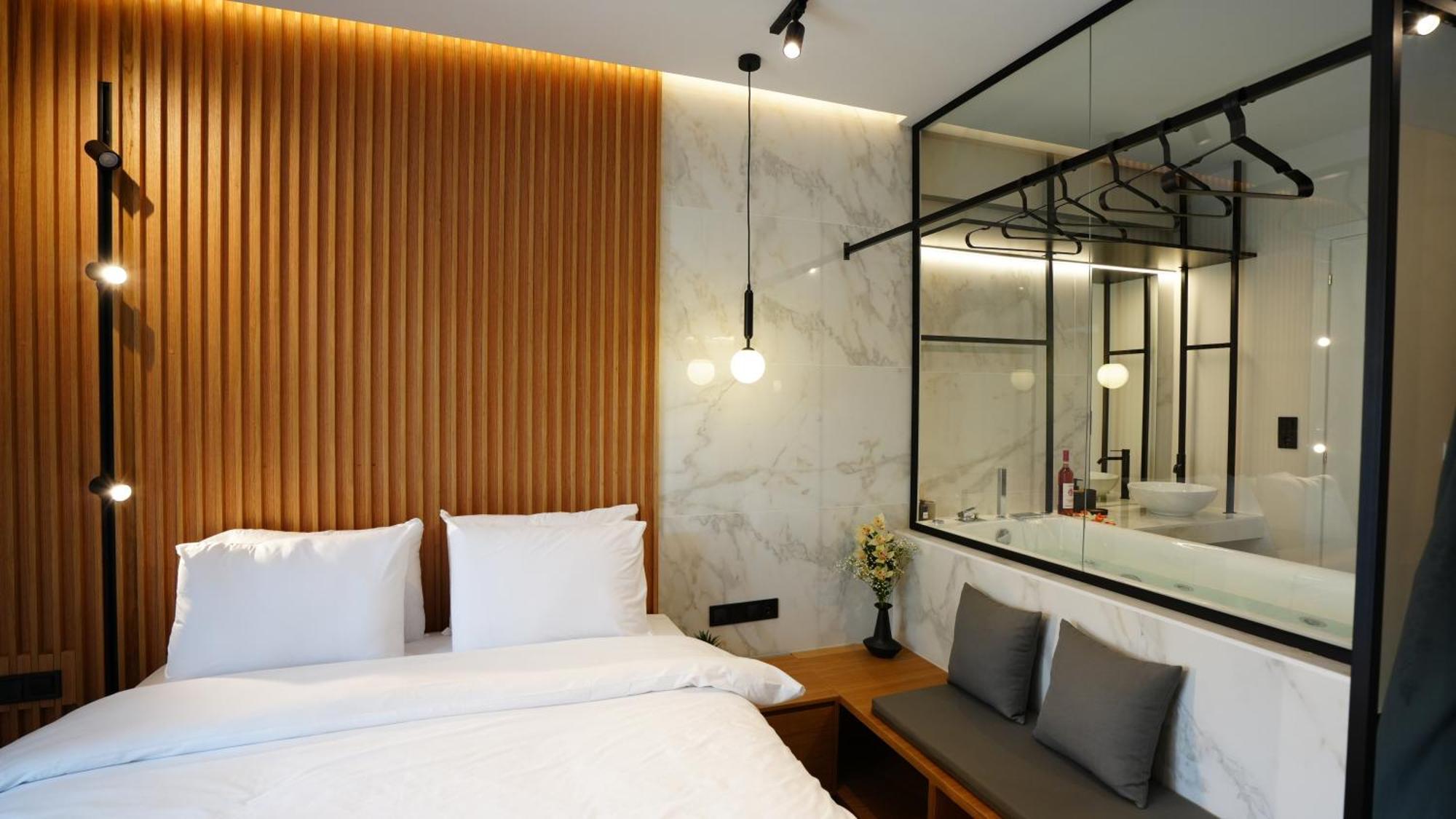 Luxury Suites With Jacuzzi By Sea&Thecity Thessaloniki Exterior foto