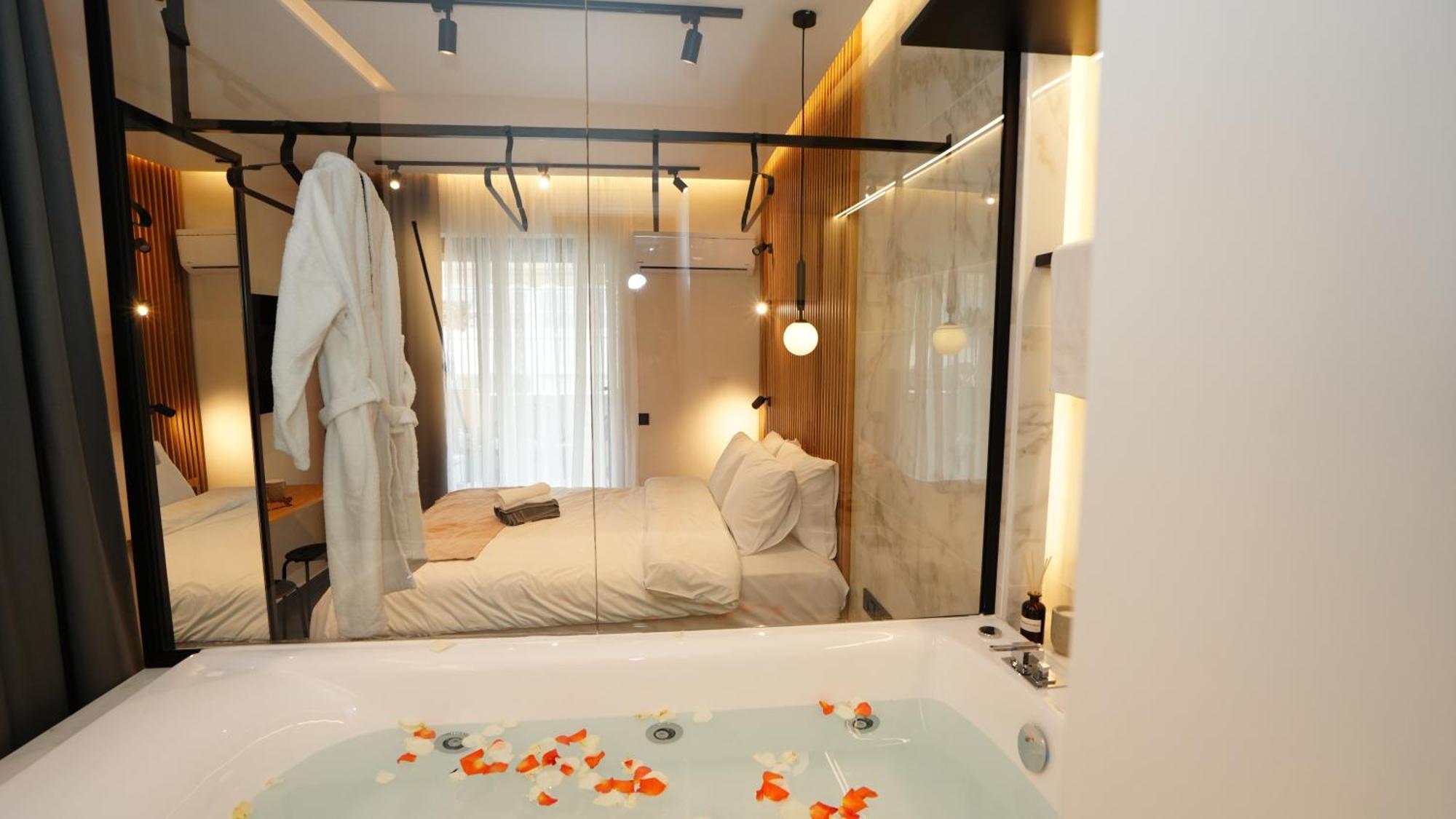 Luxury Suites With Jacuzzi By Sea&Thecity Thessaloniki Exterior foto