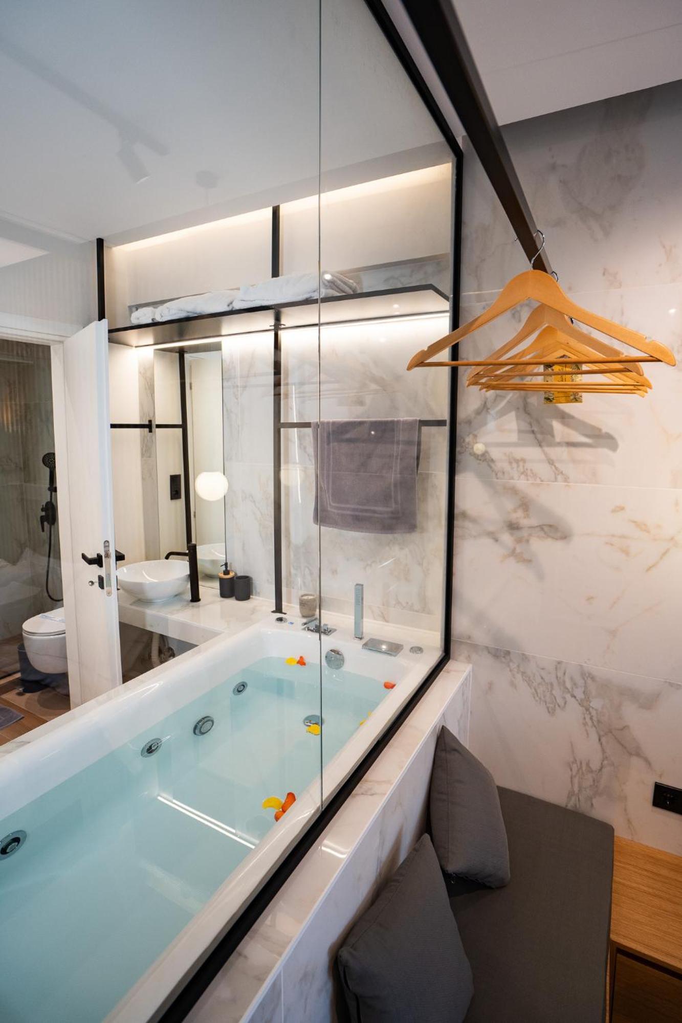 Luxury Suites With Jacuzzi By Sea&Thecity Thessaloniki Exterior foto