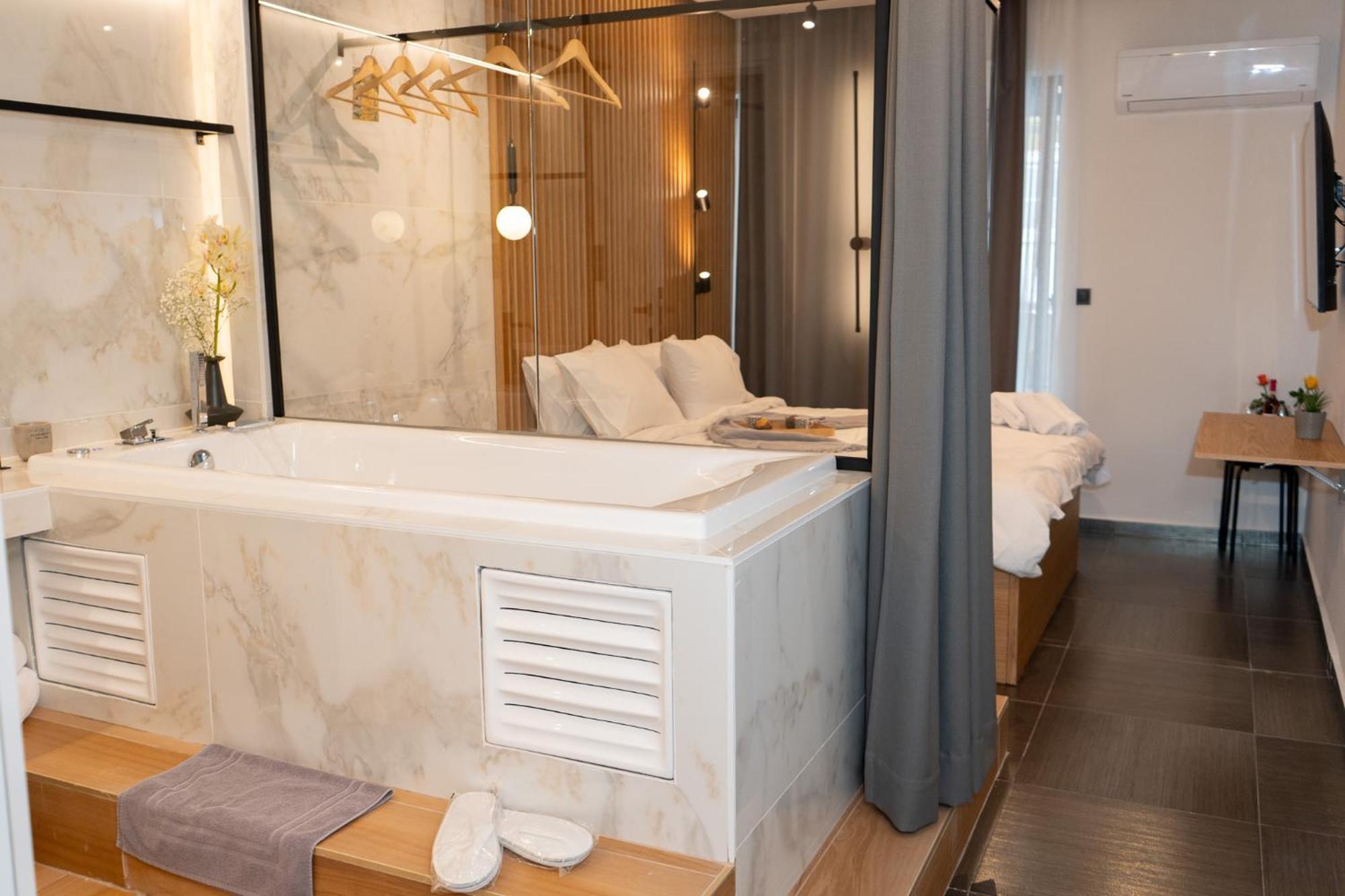 Luxury Suites With Jacuzzi By Sea&Thecity Thessaloniki Exterior foto