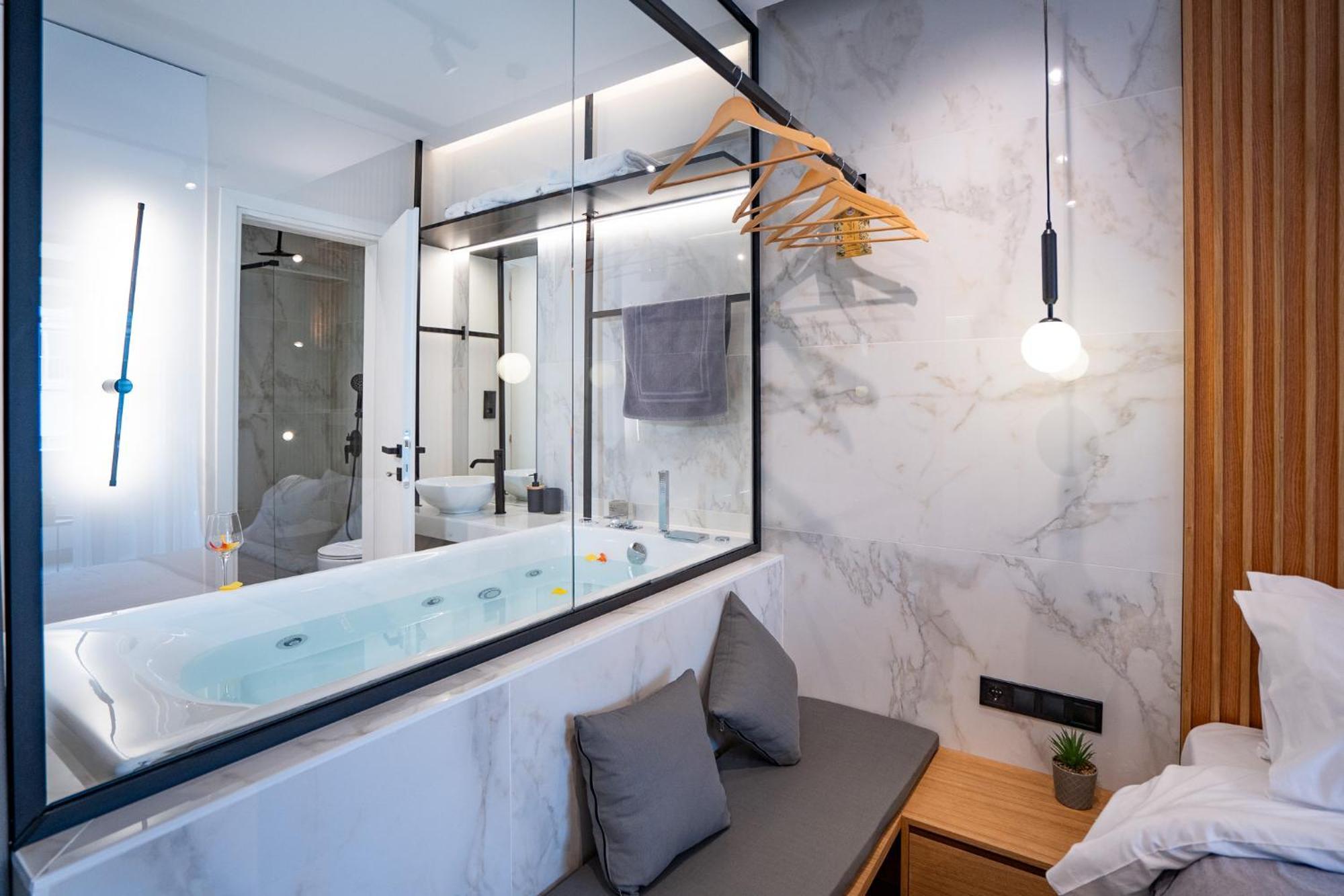 Luxury Suites With Jacuzzi By Sea&Thecity Thessaloniki Exterior foto