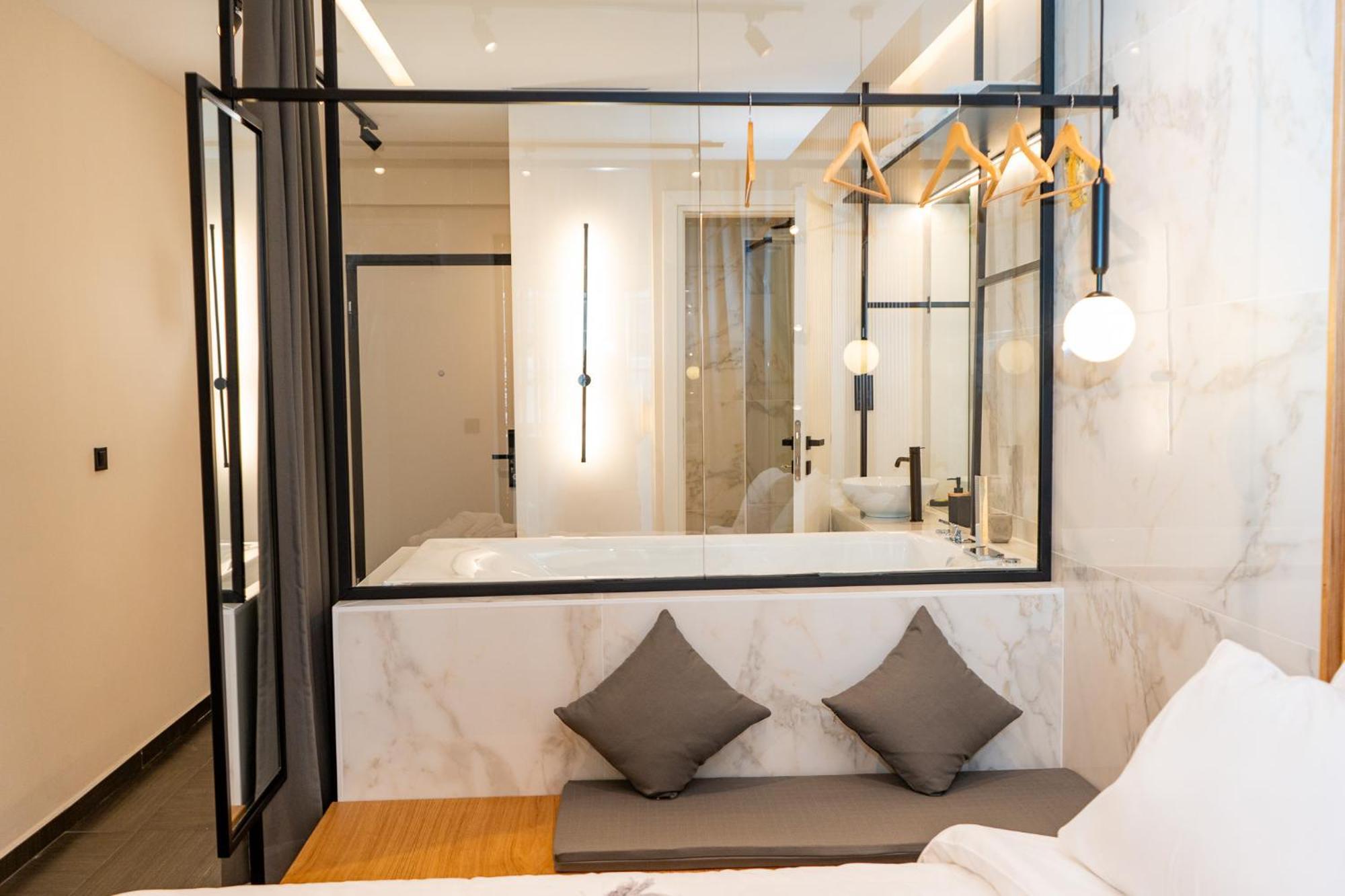 Luxury Suites With Jacuzzi By Sea&Thecity Thessaloniki Exterior foto