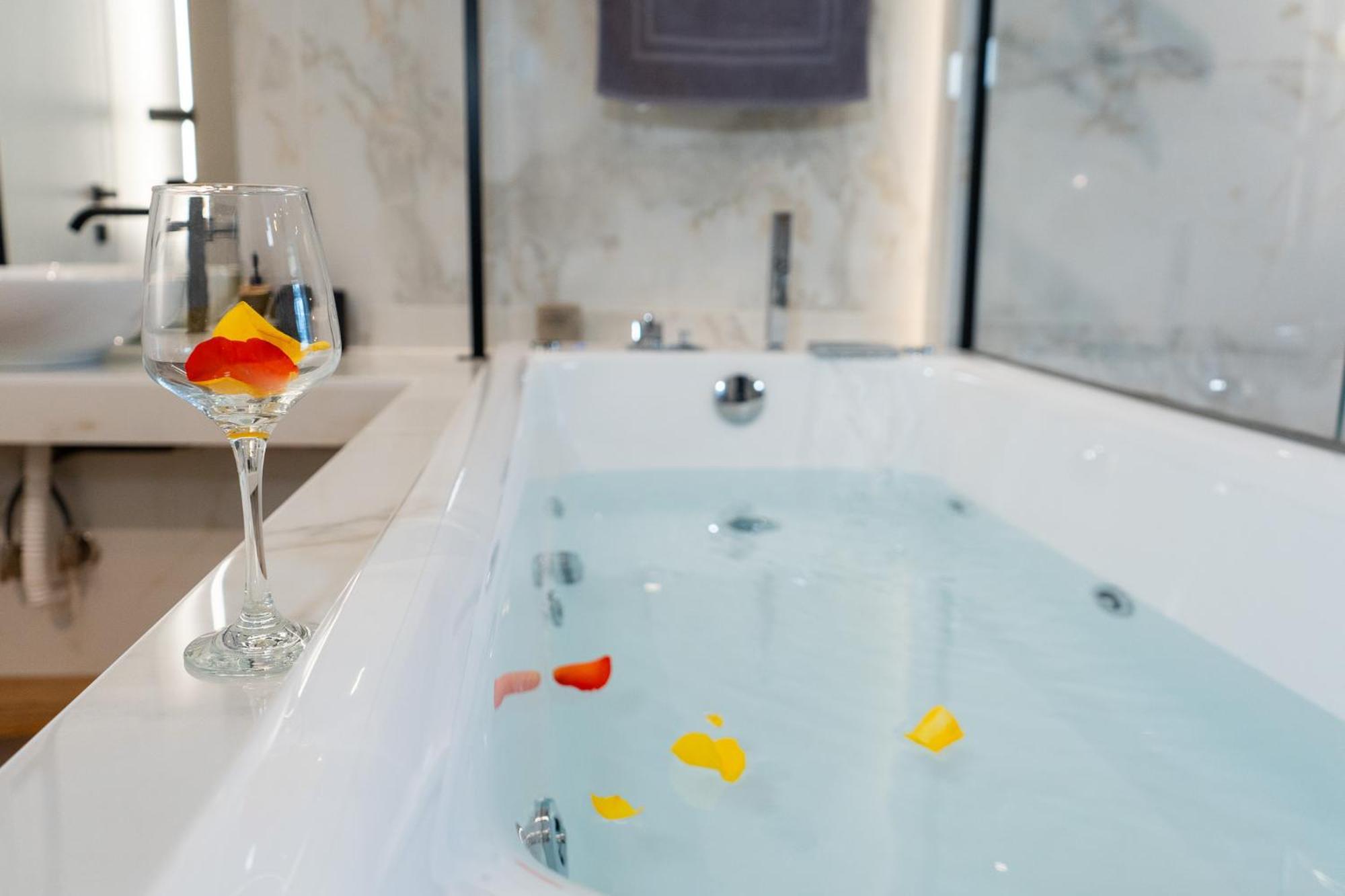 Luxury Suites With Jacuzzi By Sea&Thecity Thessaloniki Exterior foto
